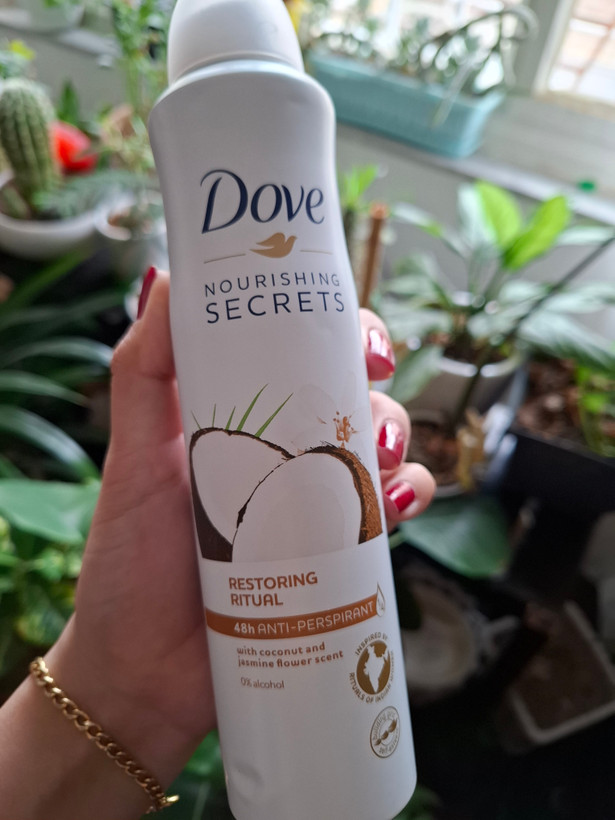 اسپری ضدتعریق داوو رایحه نارگیل